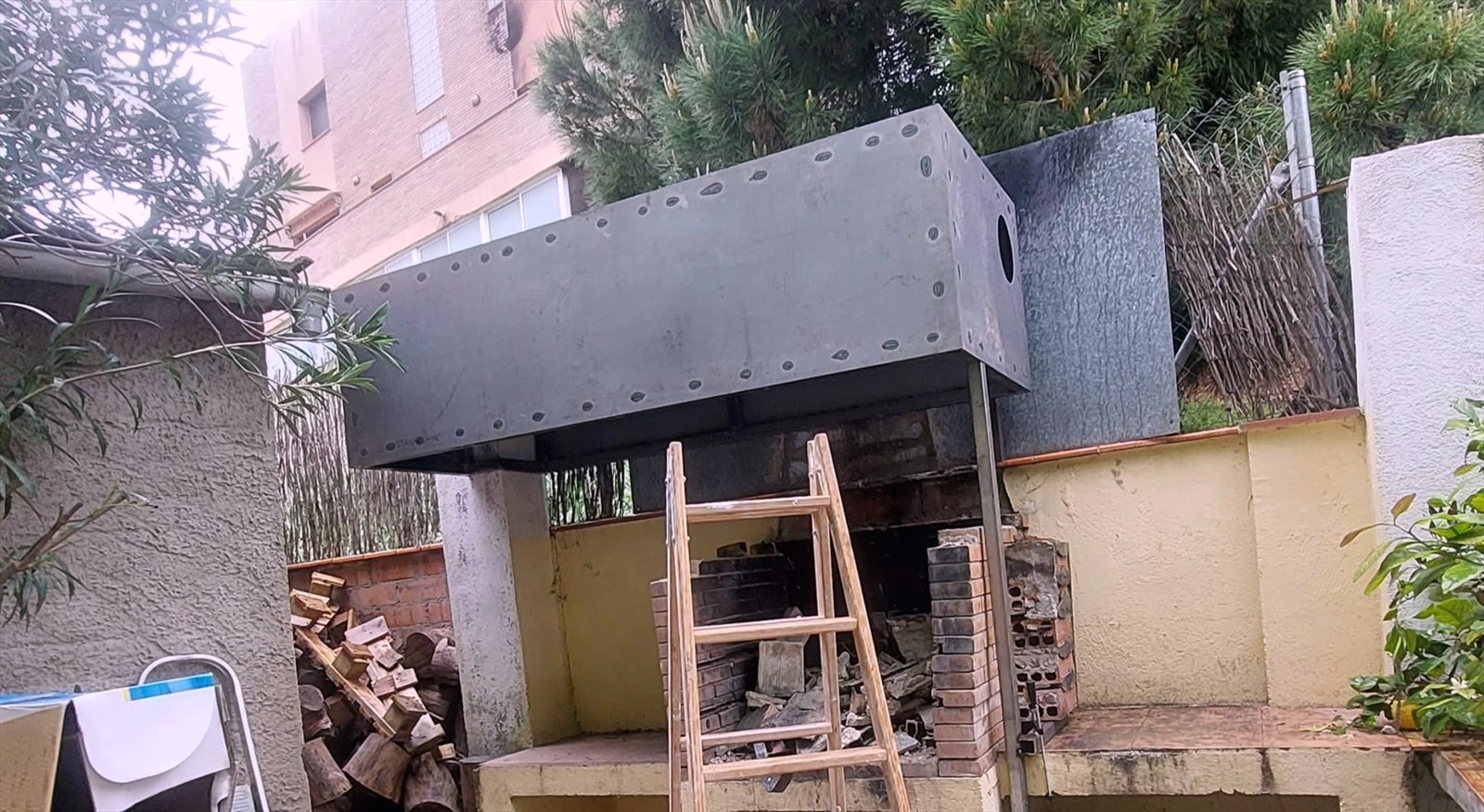 Pieza metálica de gran formato en fabricación